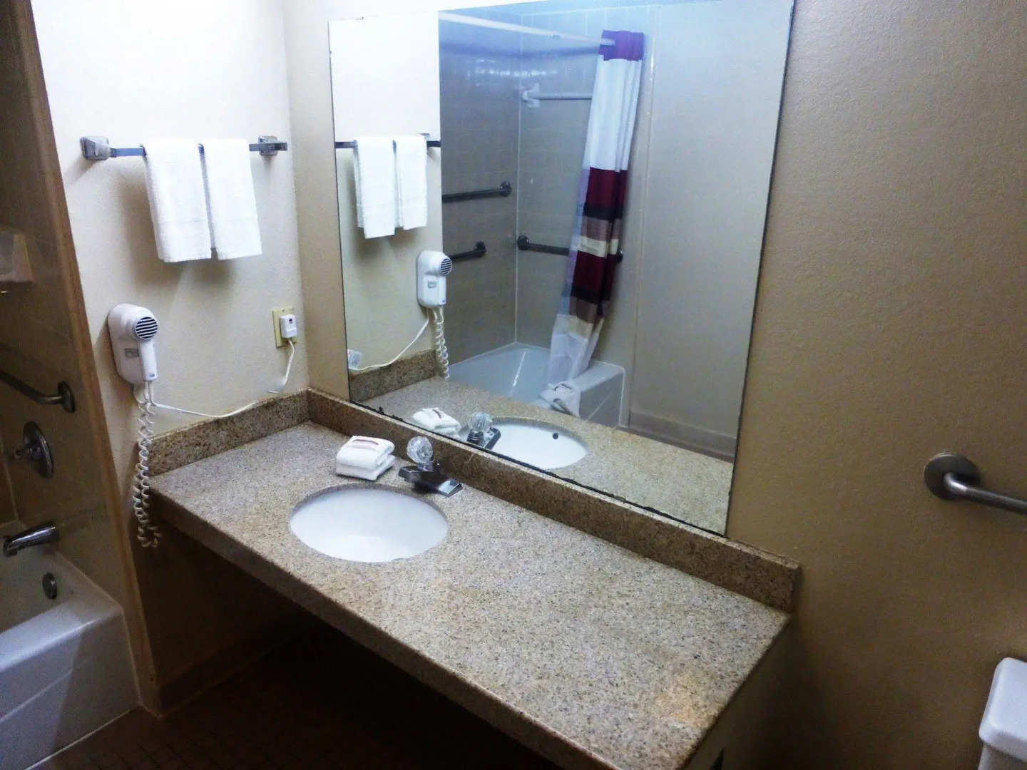 Days Inn & Suites by Wyndham Bossier City/Casino Area