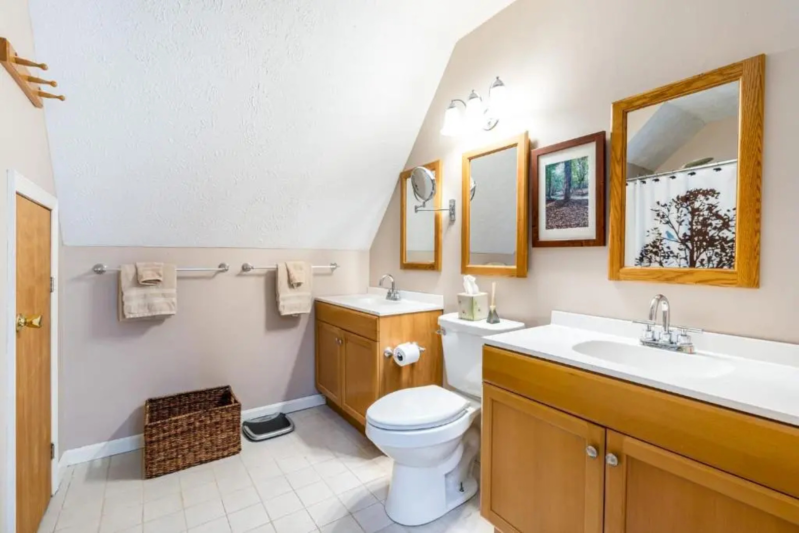 Private Creek, Hot Tub, Huge Deck at Chalet Cabin