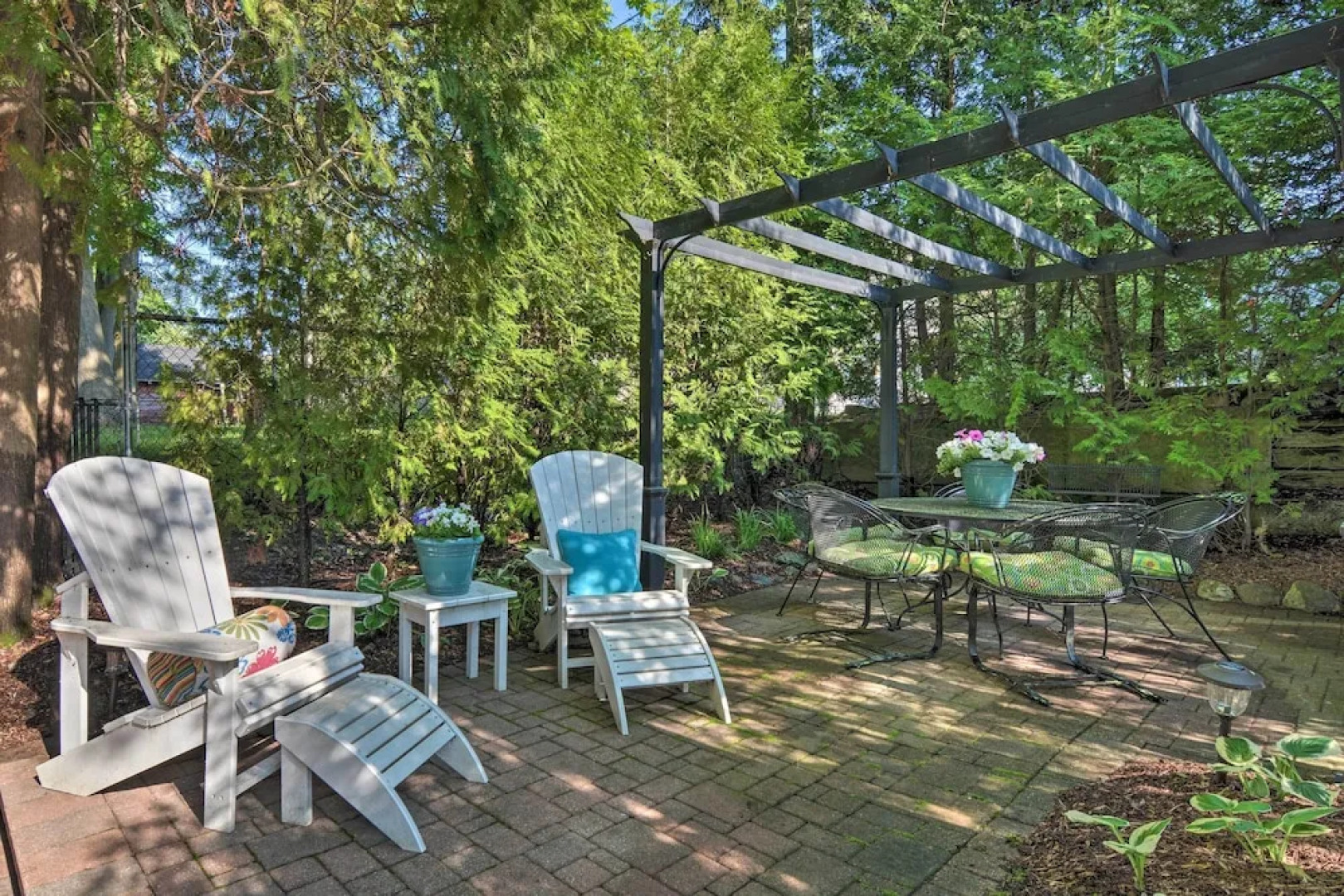 Downtown Charlevoix Duplex 1/2 Mi to Lake Michigan