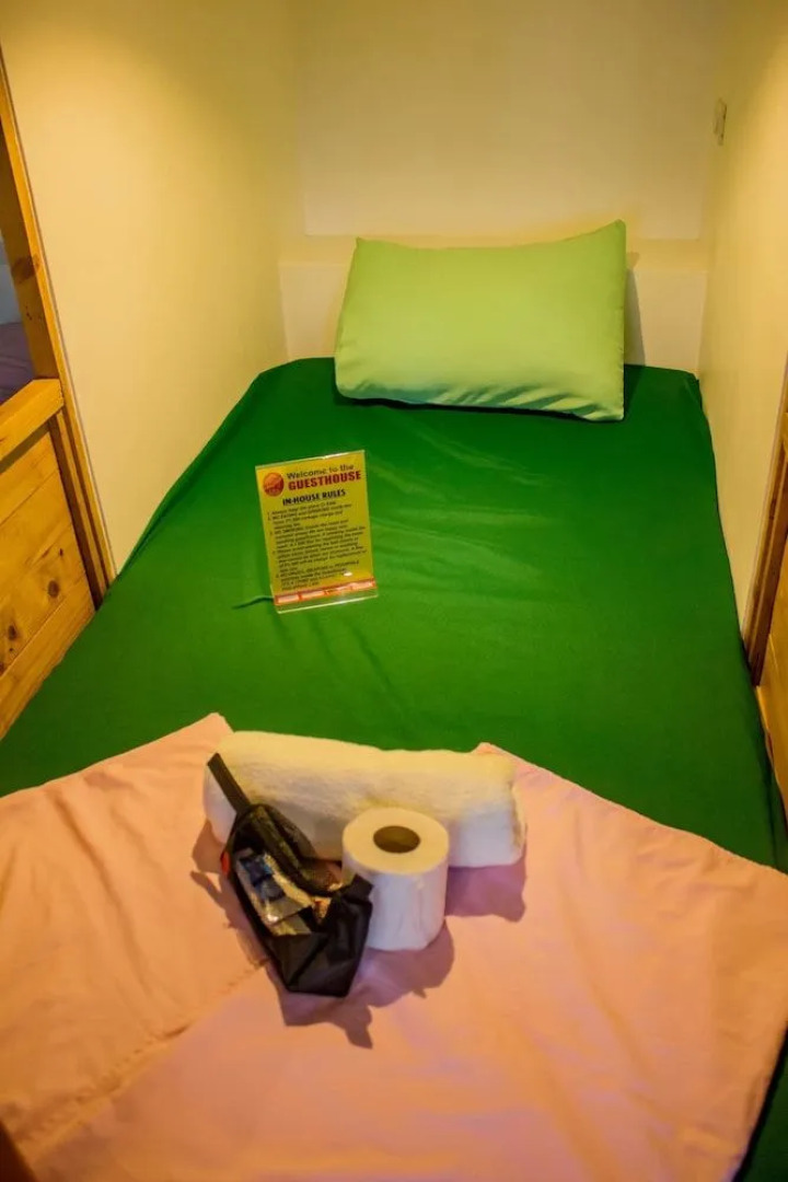 LUXS Capsule Hotel - Hostel - Adults Only