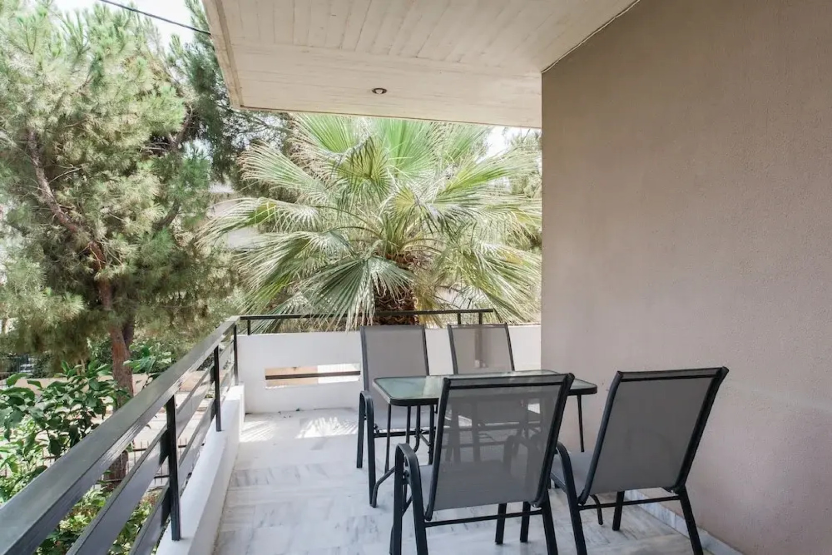 Pleasant 2BR Apartment near HELEXPO