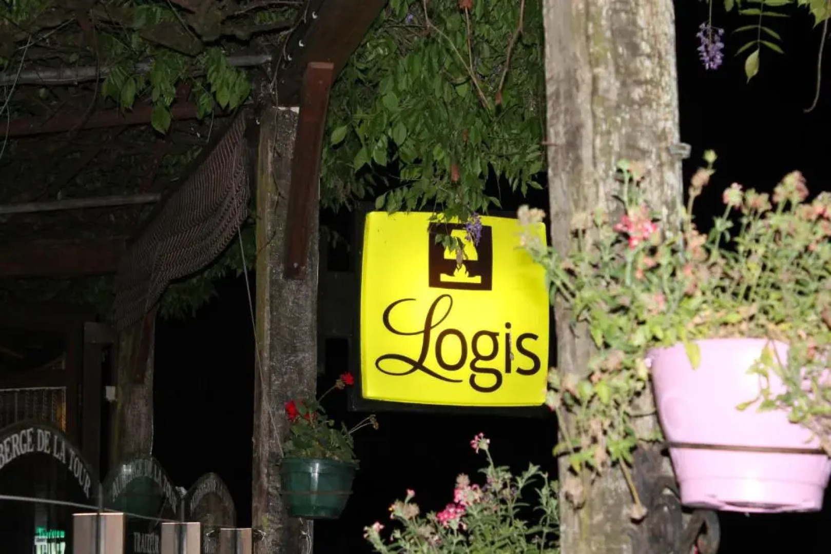 Logis Hotels  Auberge De La Tour   Hôtel Et Restaurant