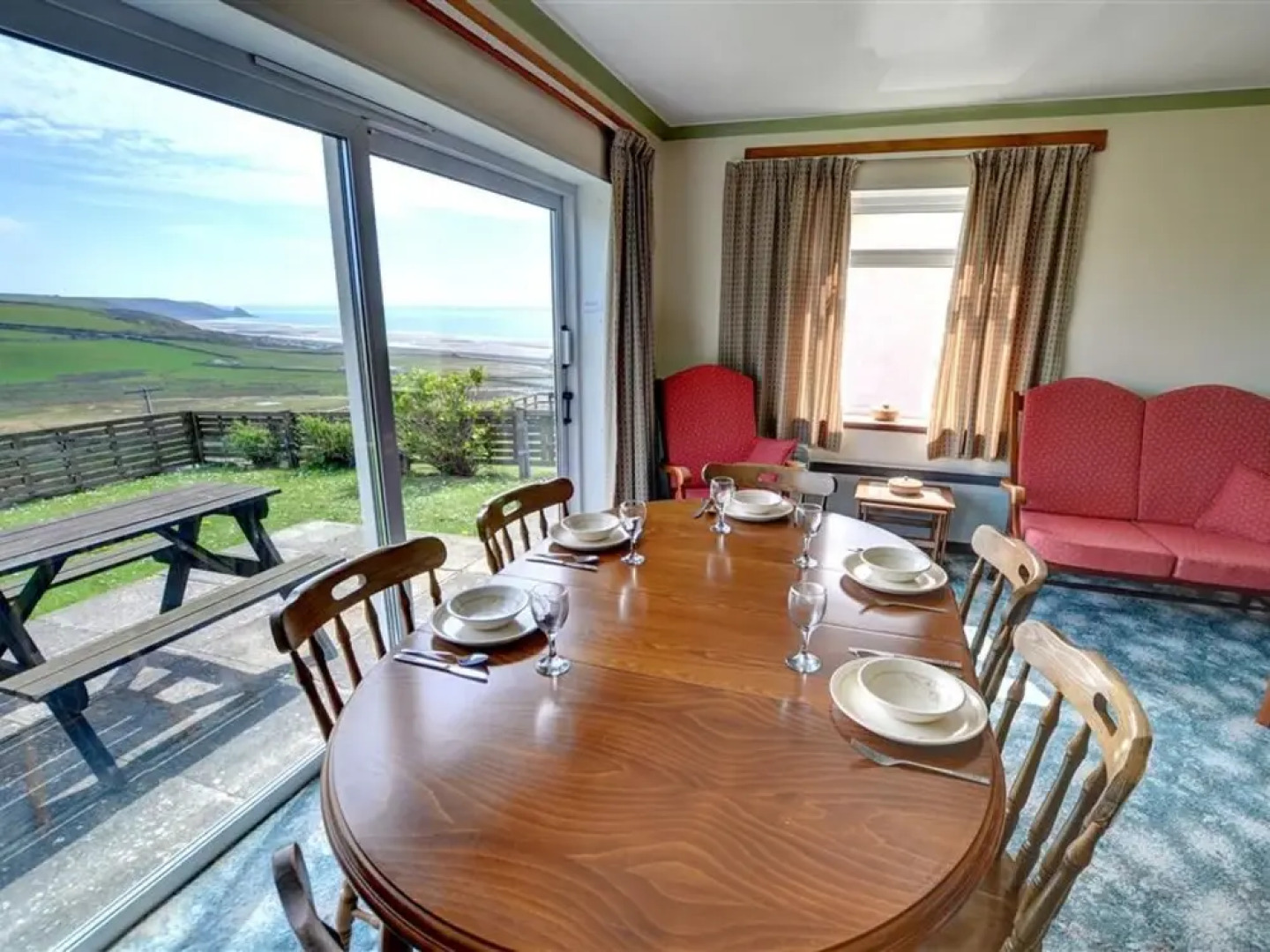 Ground-floor Apartment in Detached House set on 350-m Site