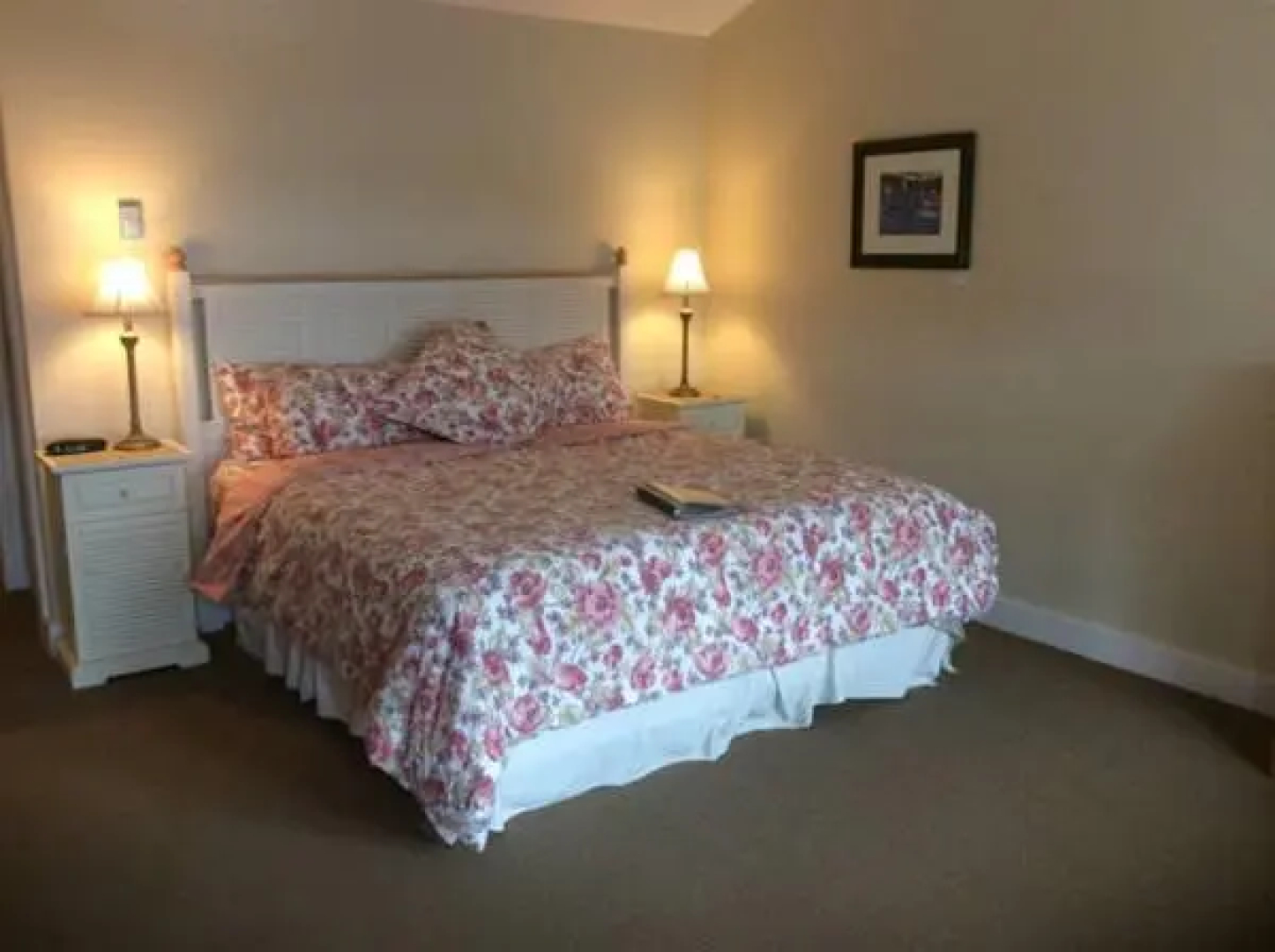 The Water's Edge Inn & Gallery