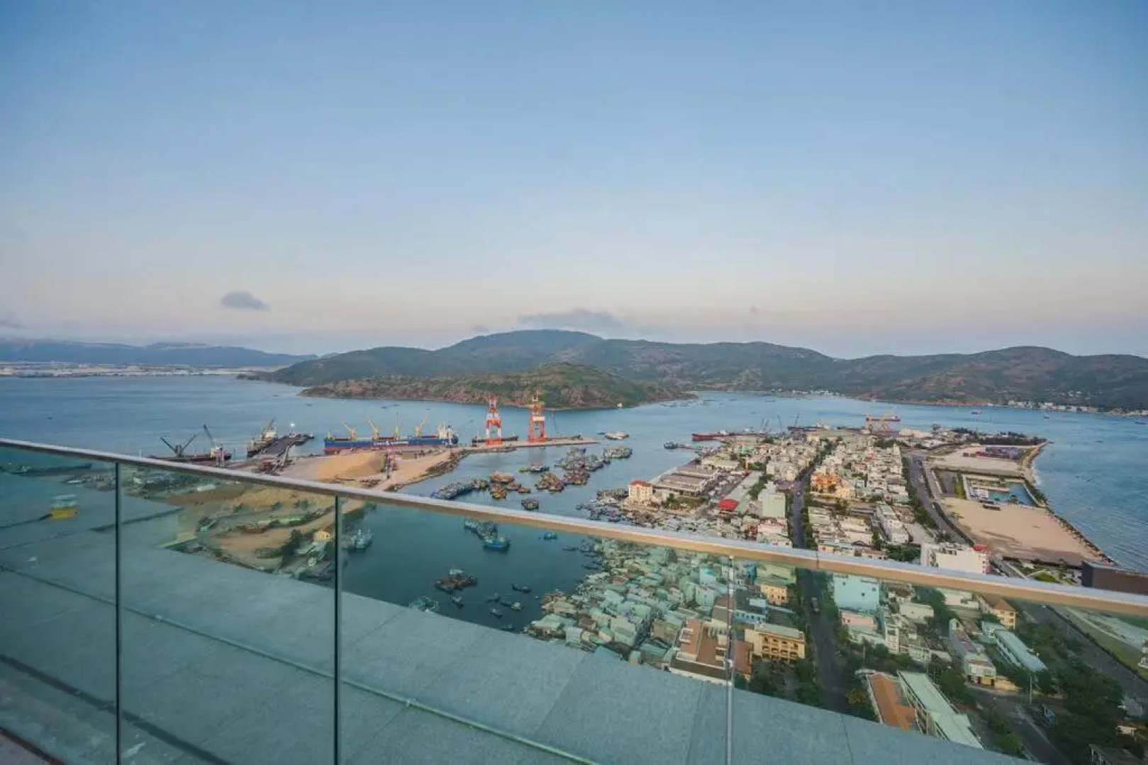 2BR luxury seaview apt 2' walking to the beach