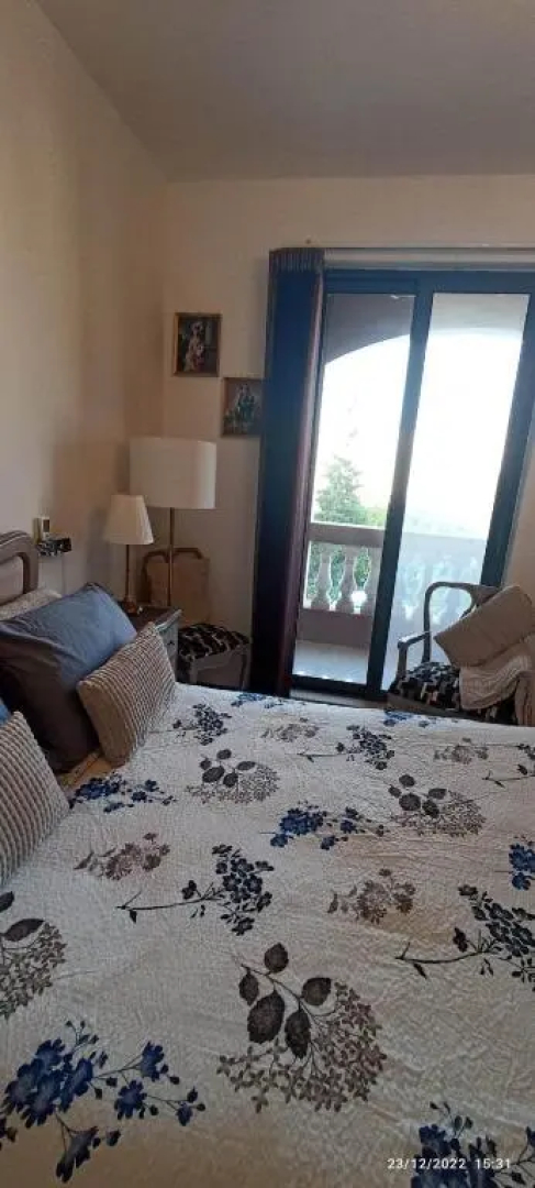 Close to airport, double bedroom, sofa-bed, private bathroom for adults and children aged 10 and over ONLY