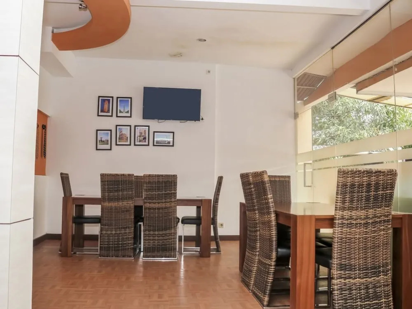 Ten House Guest & Resto by RedDoorz