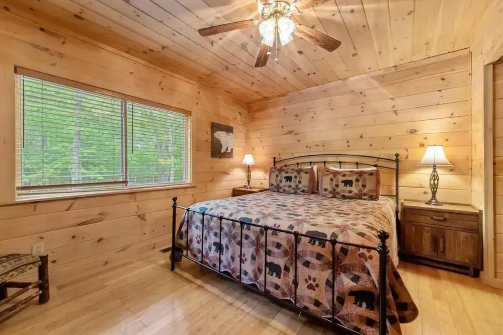 Firefly-pristine Mountain Cabin With hot tub Screened Porch Fire pit Wifi