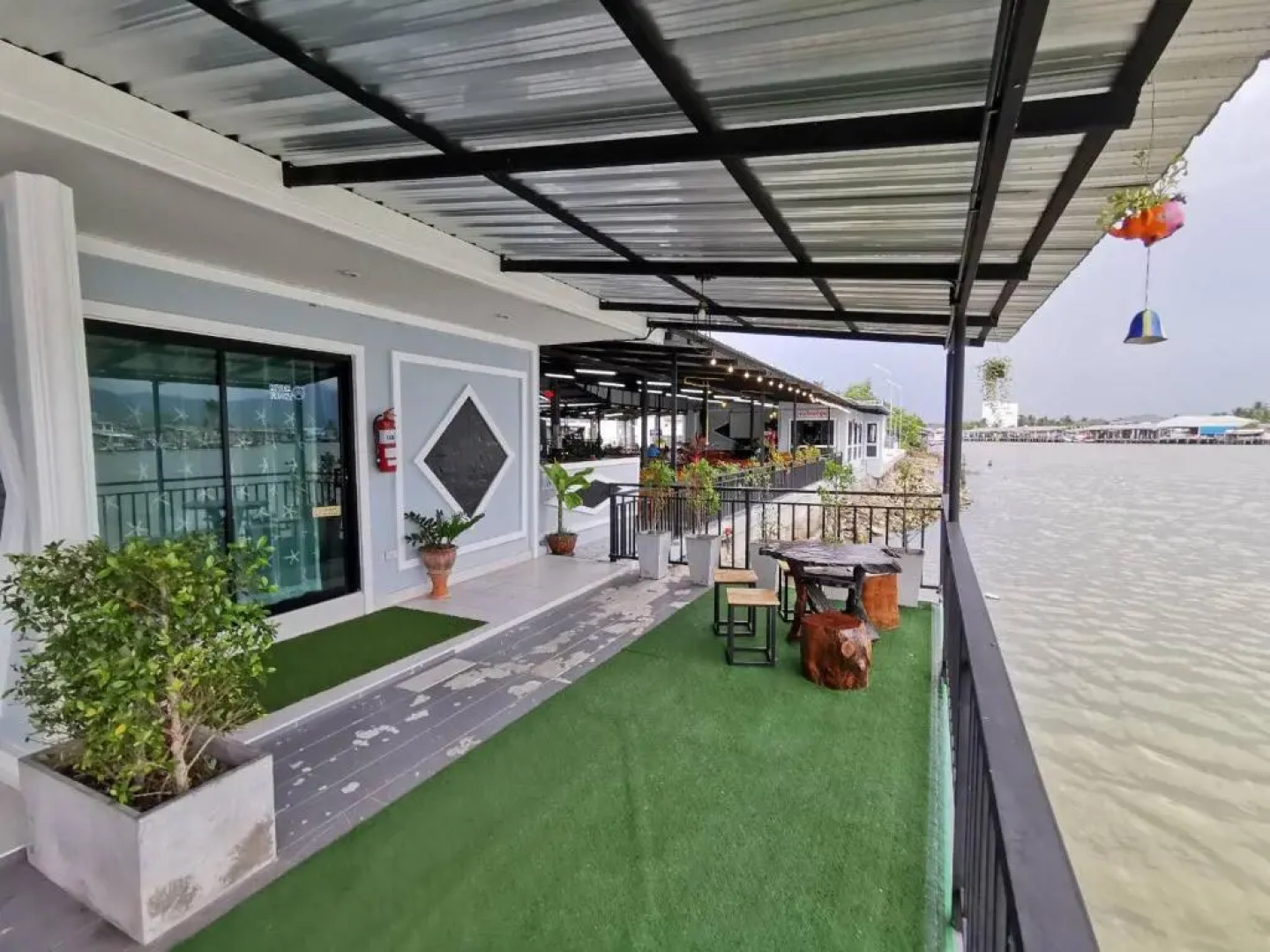 Chaiyai River Front Hotel