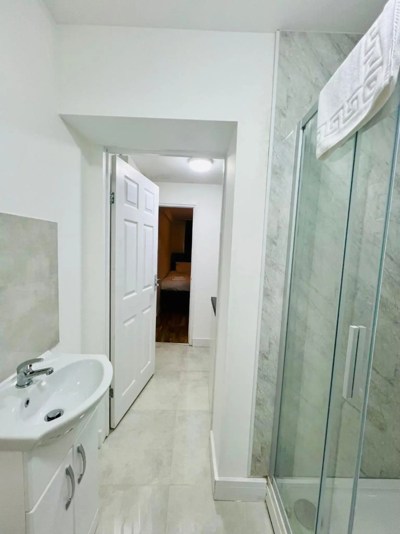OYO The Bridge House Hotel