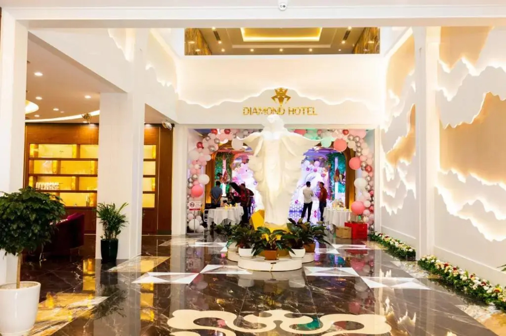 Diamond Hotel Van Đon