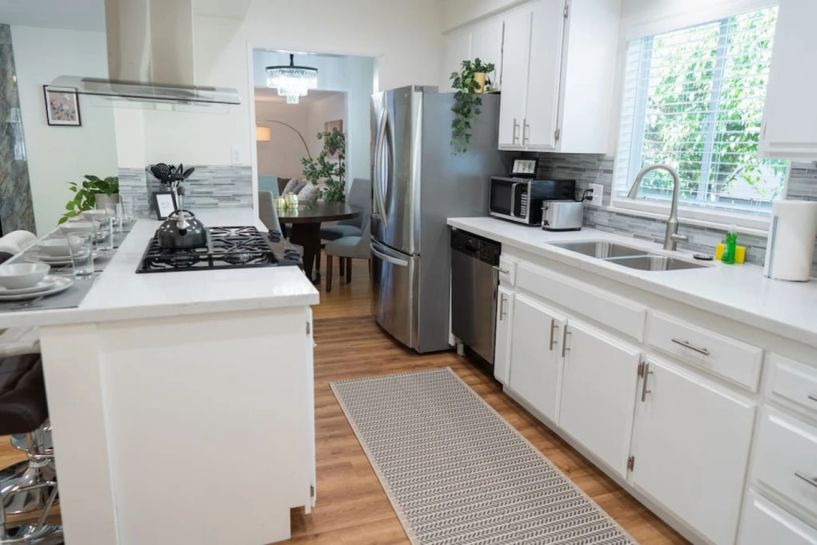 TASTEFUL SPACIOUS 3-BEDROOM HOME WITH HOT TUB ONLY MINUTES FROM DISNEYLAND  (p56)