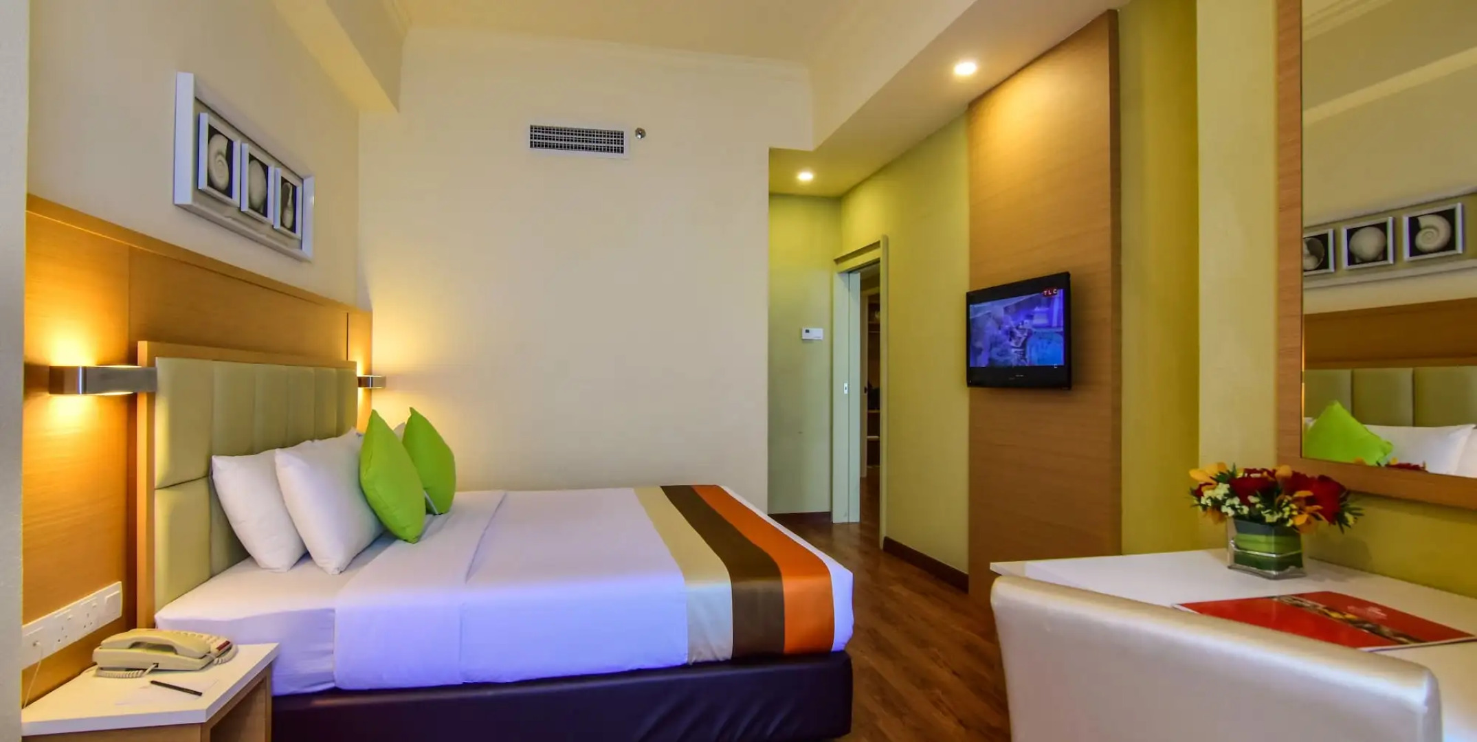 By the Sea @ Cozy Beachfront Home