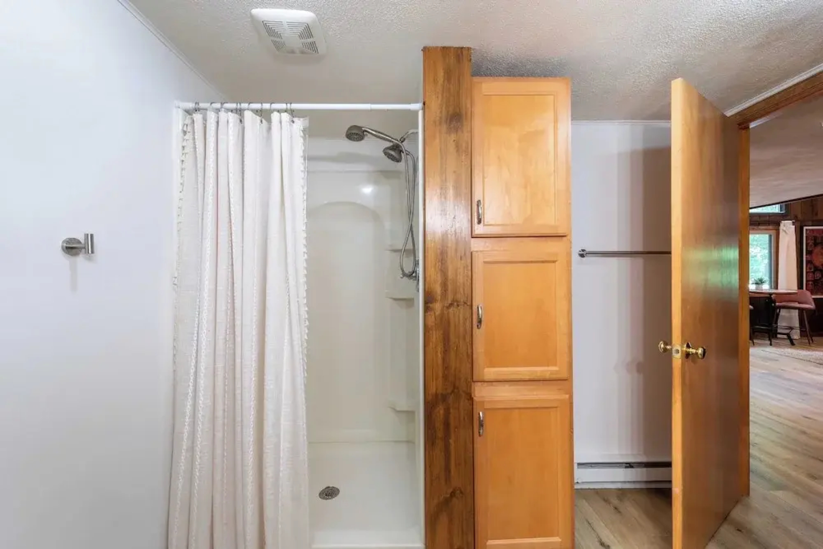 Lakeshore Oasis by Avantstay Private Beach, Views, Hot Tub, Volleyball