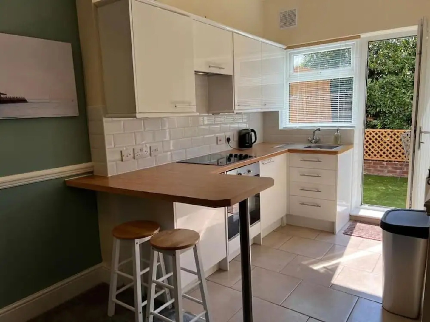 Cosy Coach House Garden Apt by the Sea Res Parking