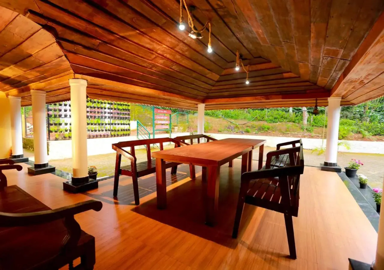 Chandragiri Bungalow by VOYE HOMES
