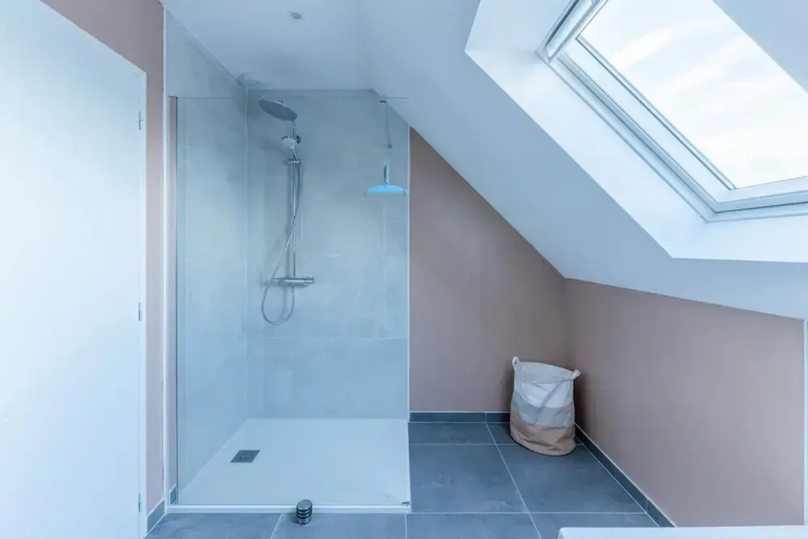 Pretty new House With Small sea View