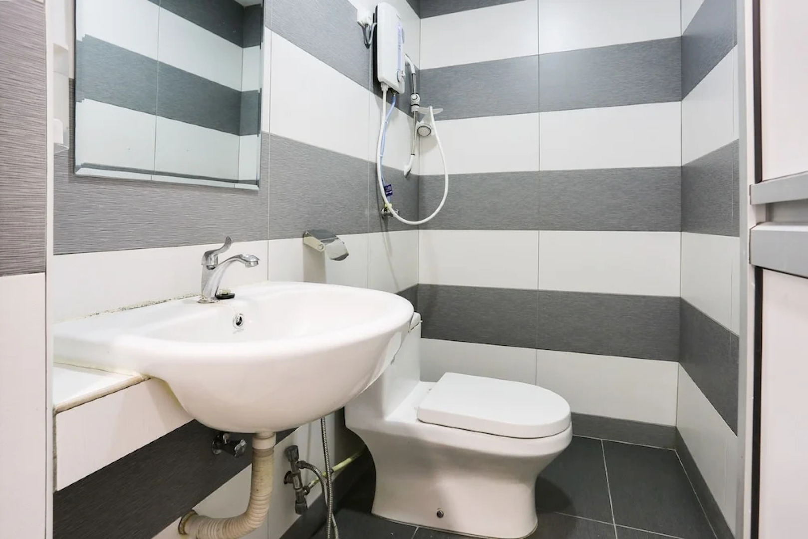 Super OYO 89495 Rich Hotel