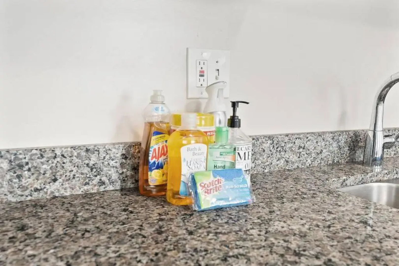 Bright Cozy 2 Blocks to the Beach Parking