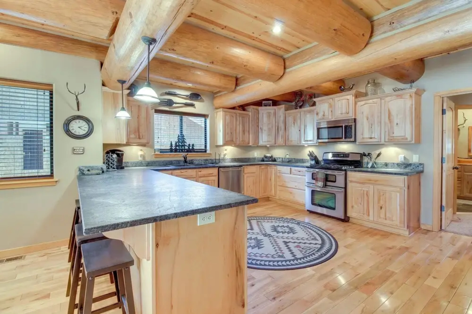 Fire Pit: Cozy Winter Cabin, 45 Mi to Sunrise Park