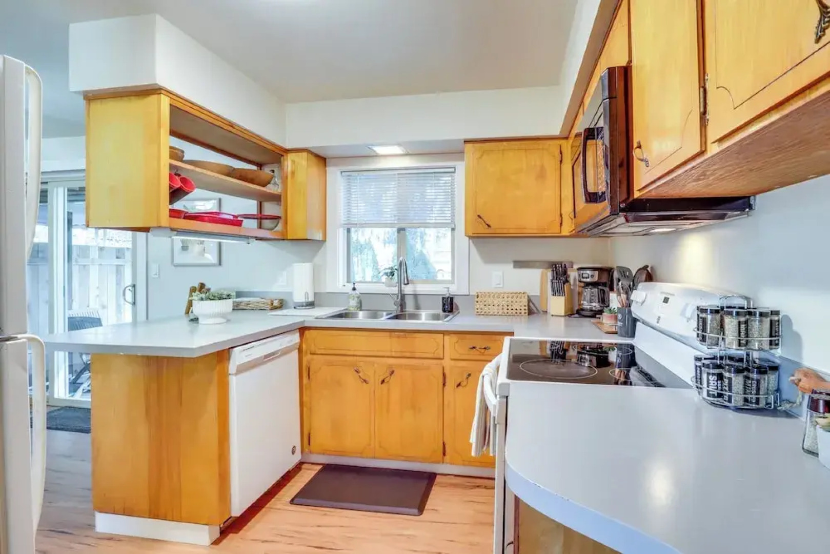 10 Mi to Portland: Greenway Neighborhood Home