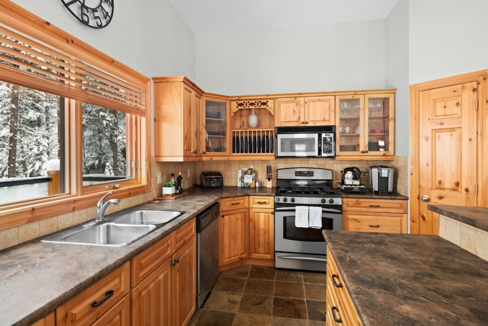 MODERN 4,500 sqft Ski Chalet: 5 Br + 6 Ba | Pool Table | Pool + PRIVATE Hot Tub