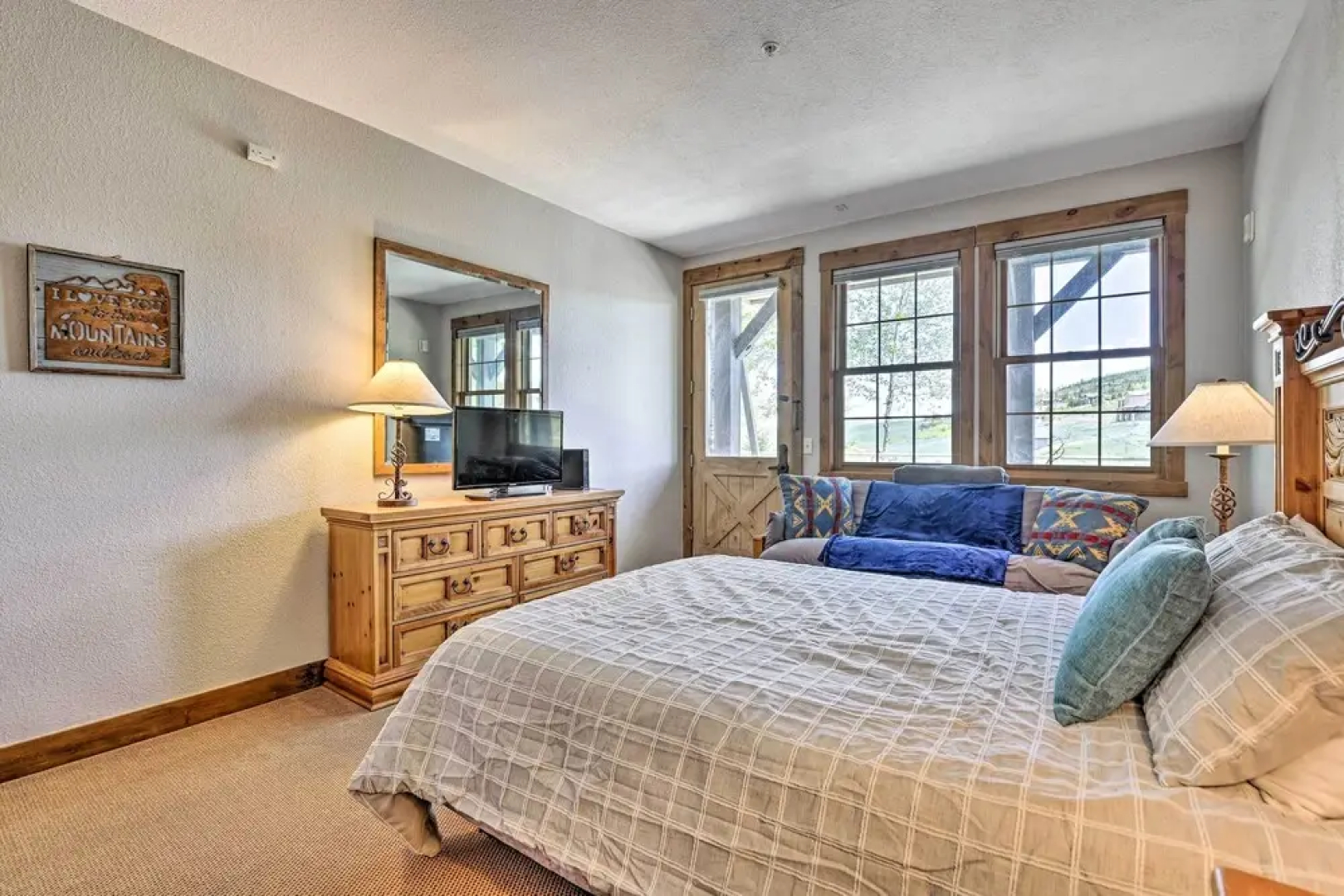 Idyllic Condo w/ Grill < 1 Mi to Granby Ranch