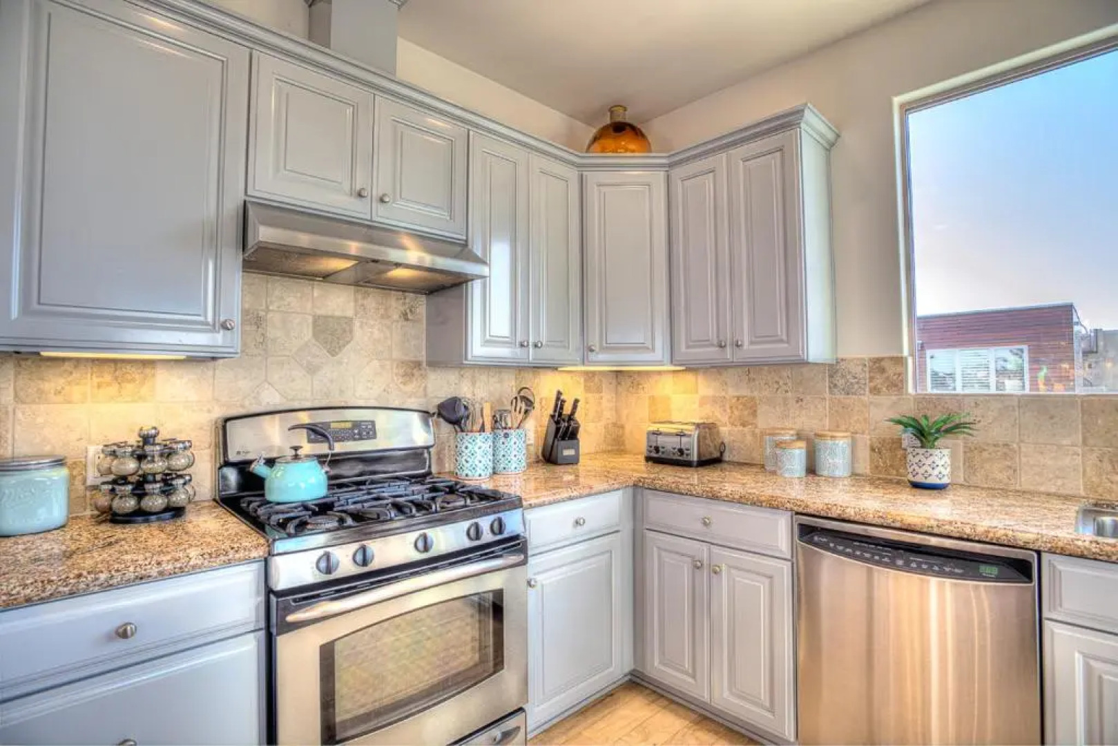 Spacious 4BR, Rooftop Deck, Fire Pit, Steps to Shore