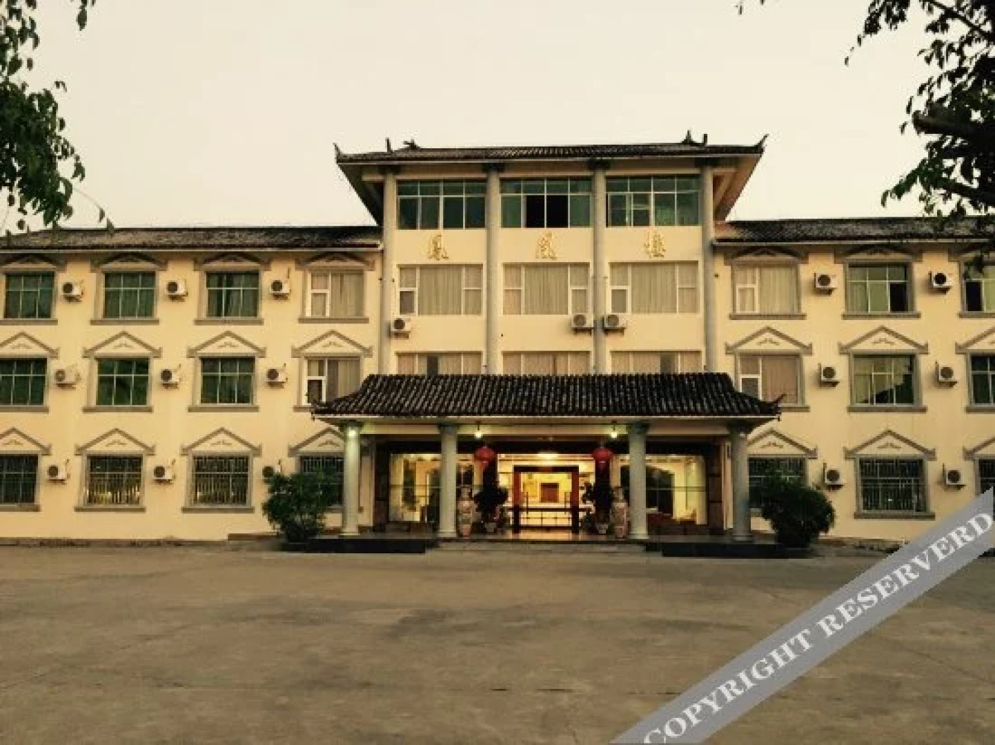 Phoenix Hot Spring Holiday Hotel