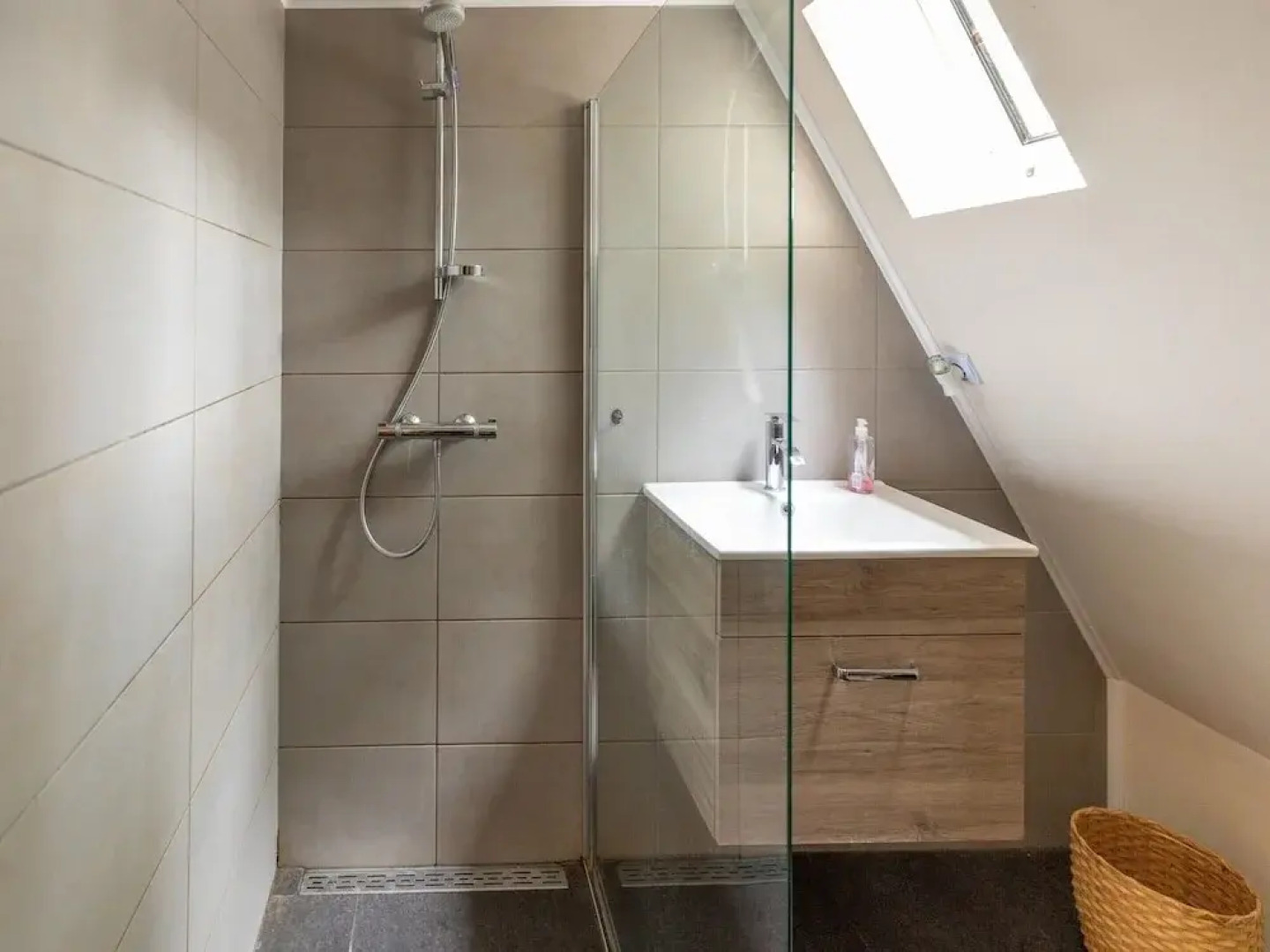 Lanaken Lakeside Cabin Stay