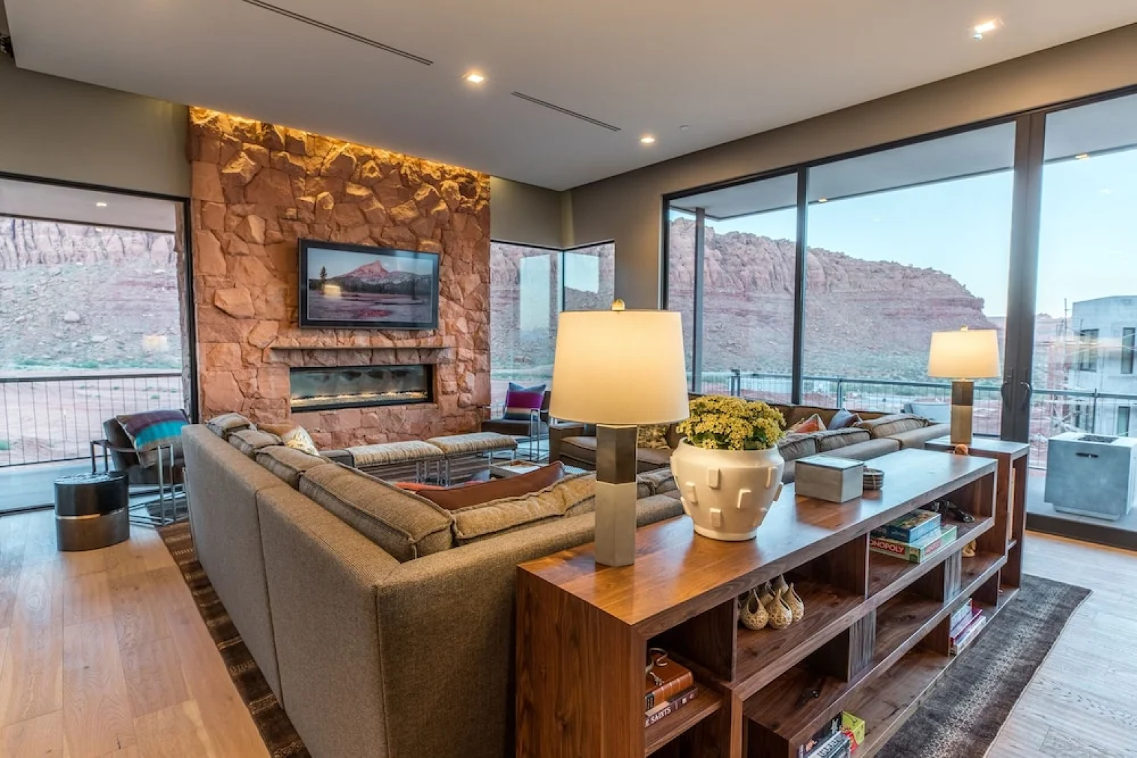 Luxury Service 3 King Suites & Pool – Sleeps 8 – Daily HK home