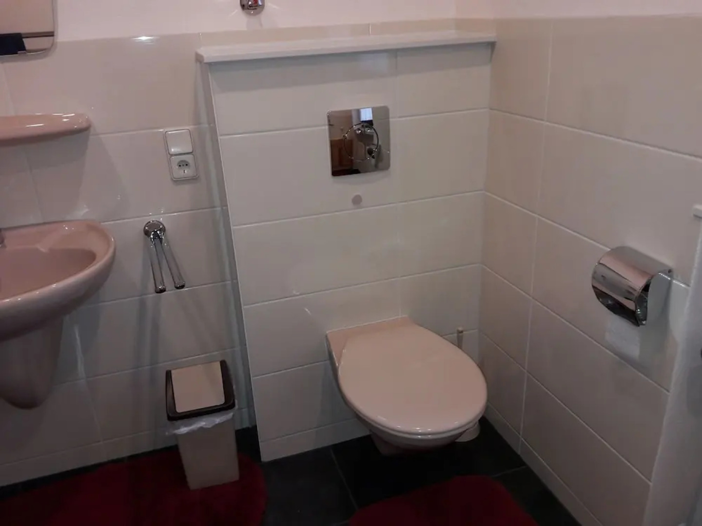 Charming Apartment in Daun Near Lake