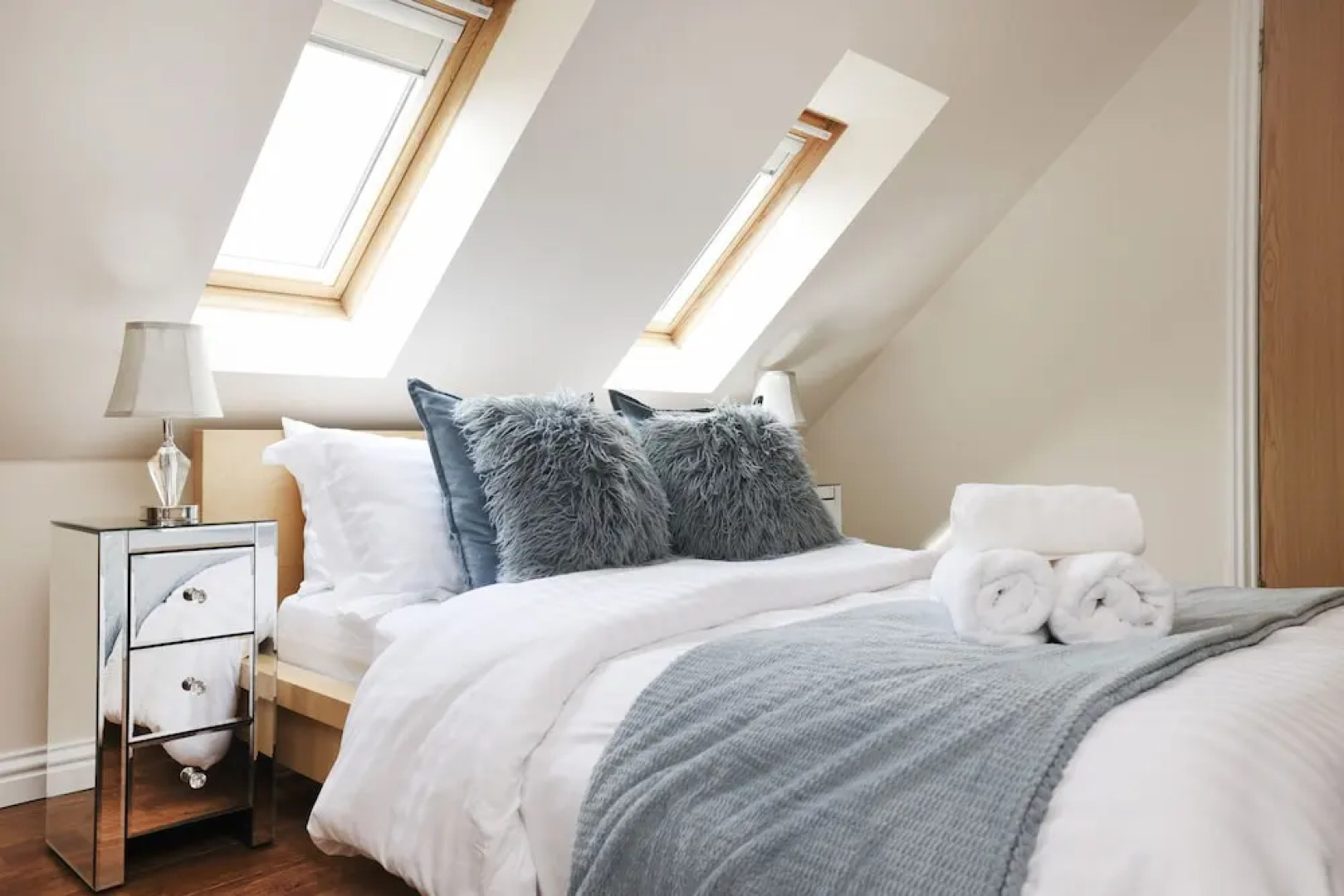 JOIVY Greenknowes Lodge With Hot Tub And Wood Burning Stove