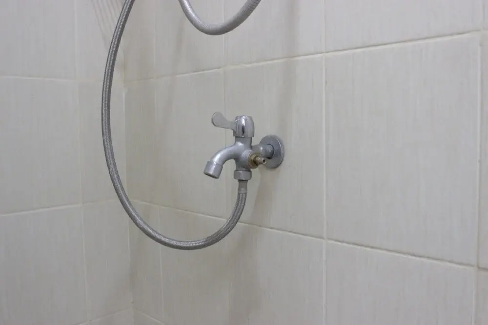 Relaxing Studio Apartment Easton Park Residence Jatinangor with Mountain View