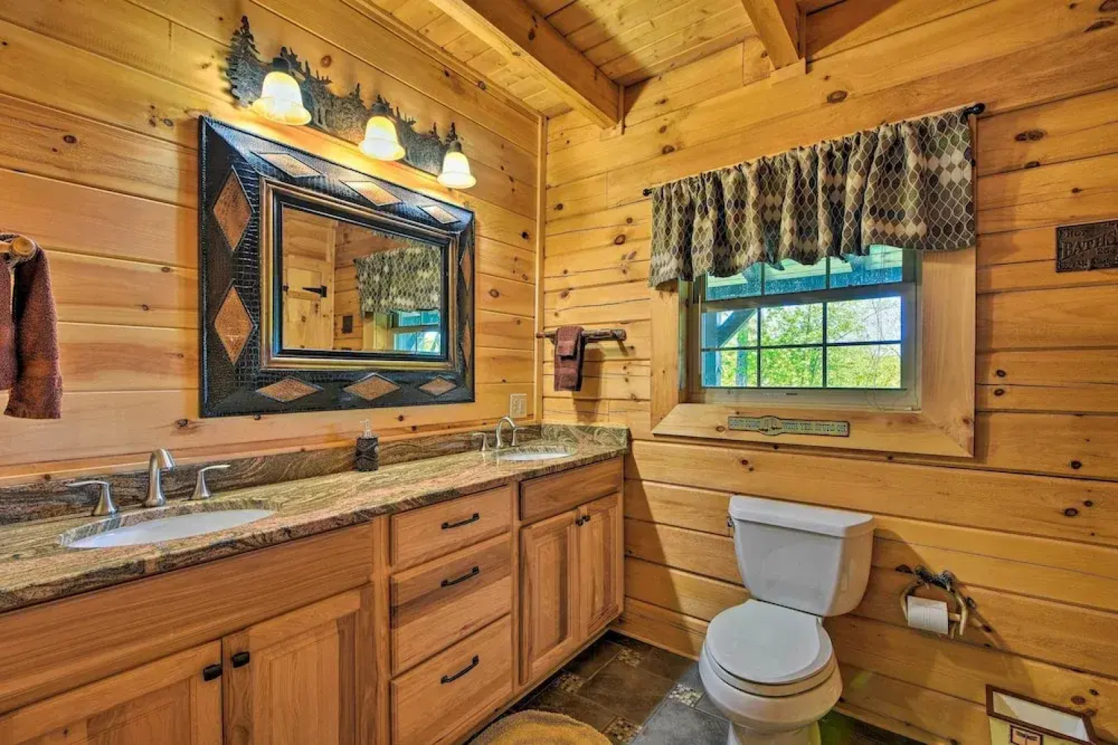 Trenton Cabin w/ Hot Tub - 14 Mi to Lookout Mtn!