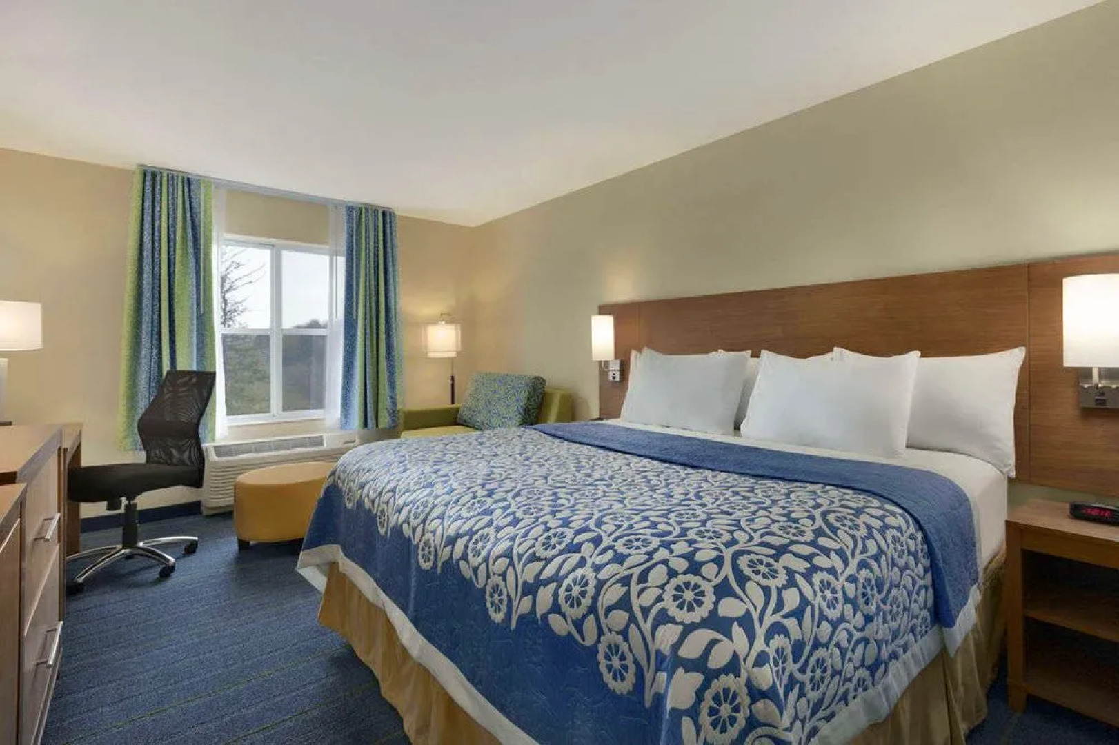 Days Inn & Suites By Wyndham Altoona