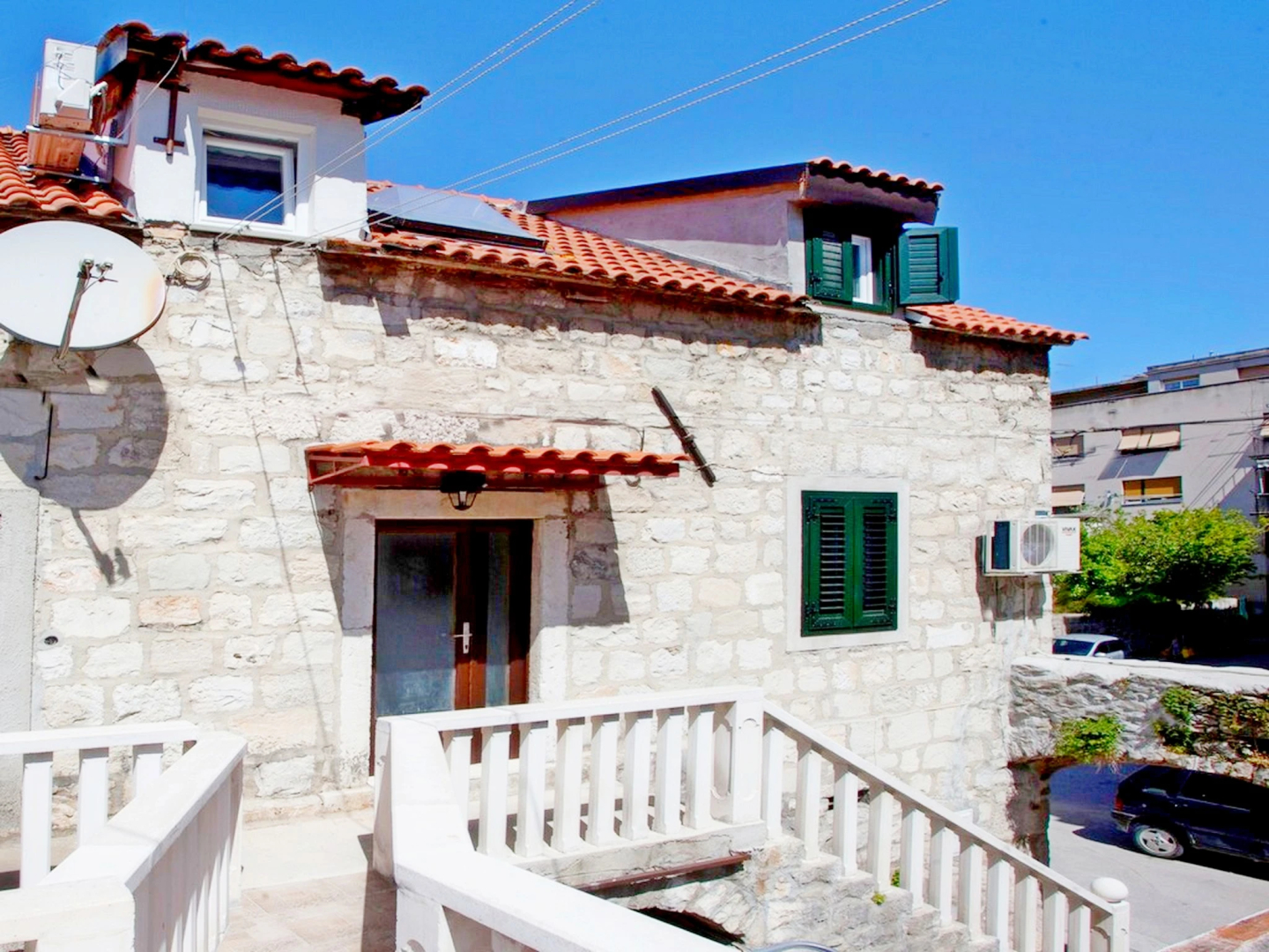 Apartments & rooms Rina