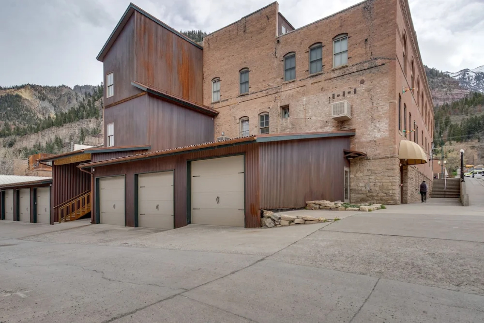 Updated Rustic-chic Condo on Ouray's Main Street!