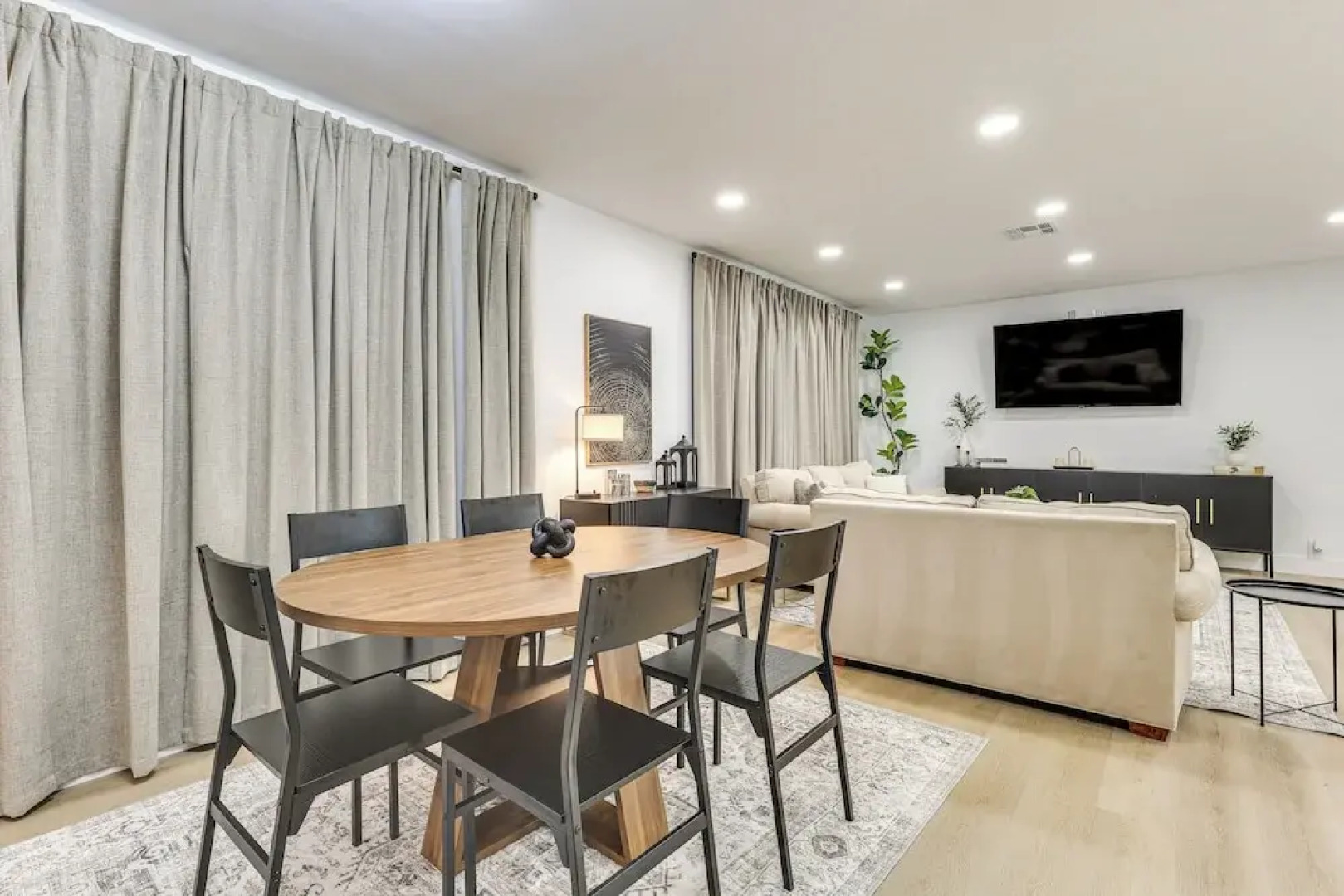 Walk to City Center: Modern Coral Springs Getaway