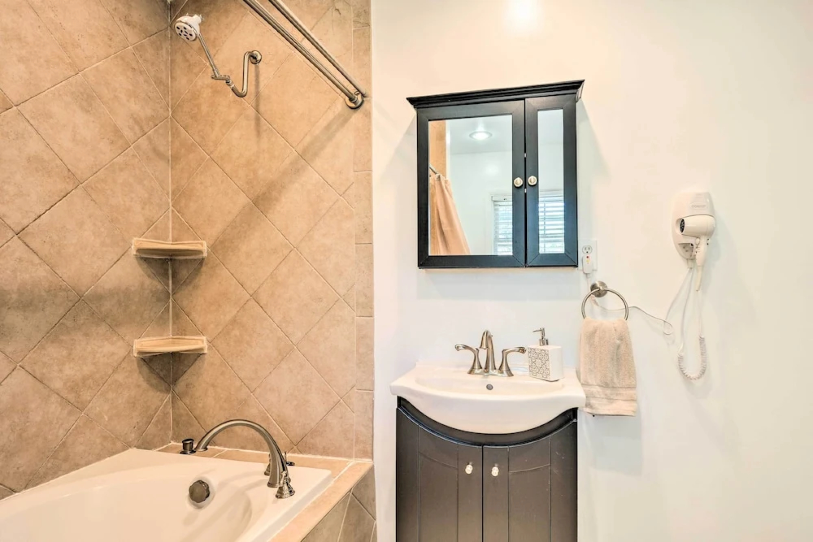 Sunny Glen Burnie Home - On-site Water Access