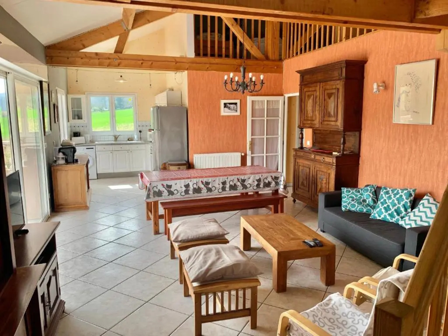 Rez de Piscine, 10 Personnes - RÊVE DE PAPILLON et À L'étage, 5 Personnes - NID D'ÉTOILES, Il s'agit bien de deux gîtes individuels qui sont reliés par un escalier interne, cela permet a une grande famille de louer les deux gîtes