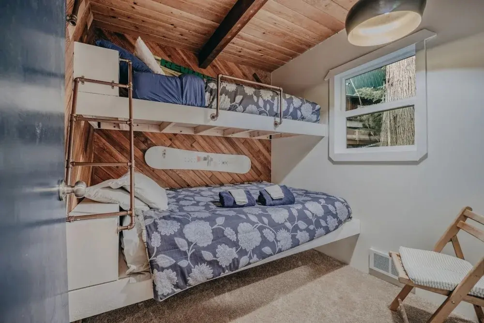 99mbr - Hot Tub - Wifi - Pets Ok - Bbq - Sleeps 6 2 Bedroom Home by RedAwning