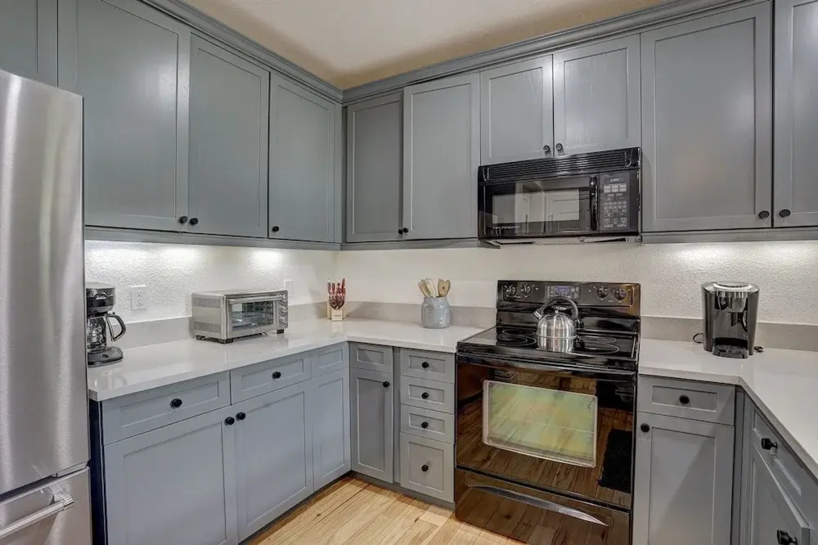 Newly Remodeled 2 Bedroom + Loft on the River 2 Condo by Redawning