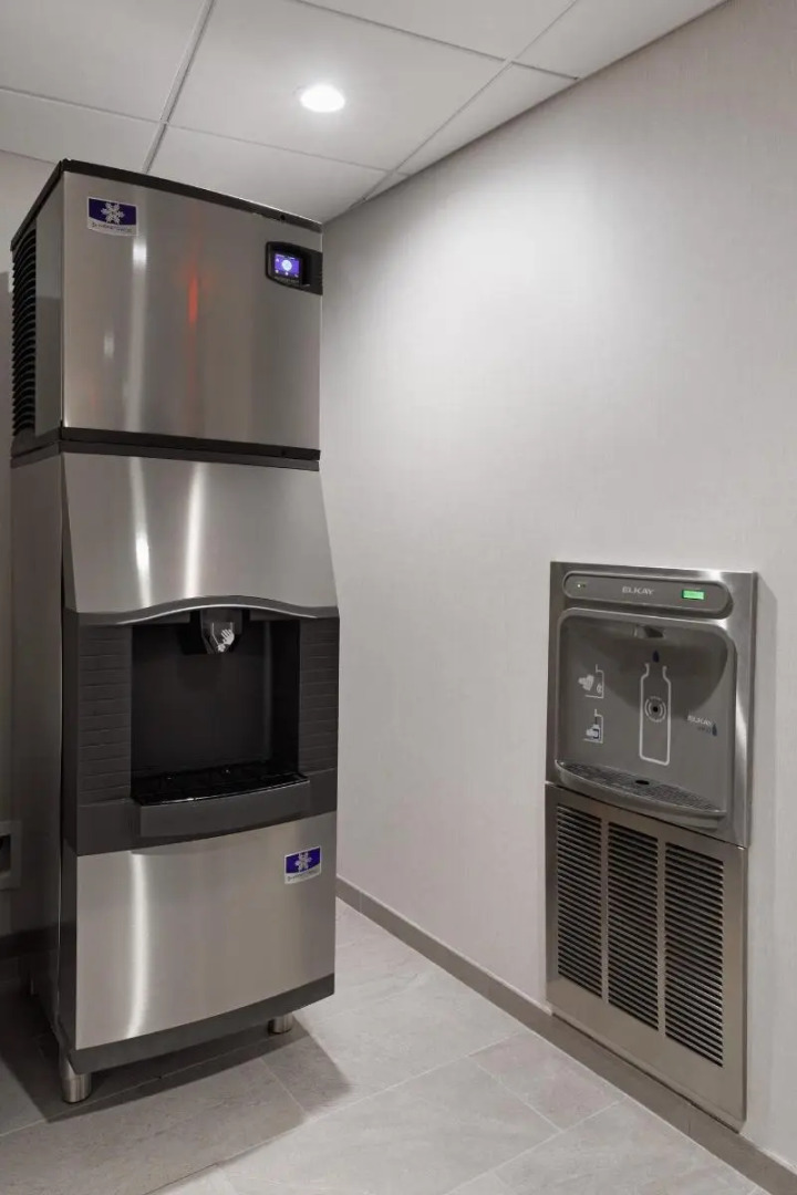 Courtyard by Marriott Richmond West