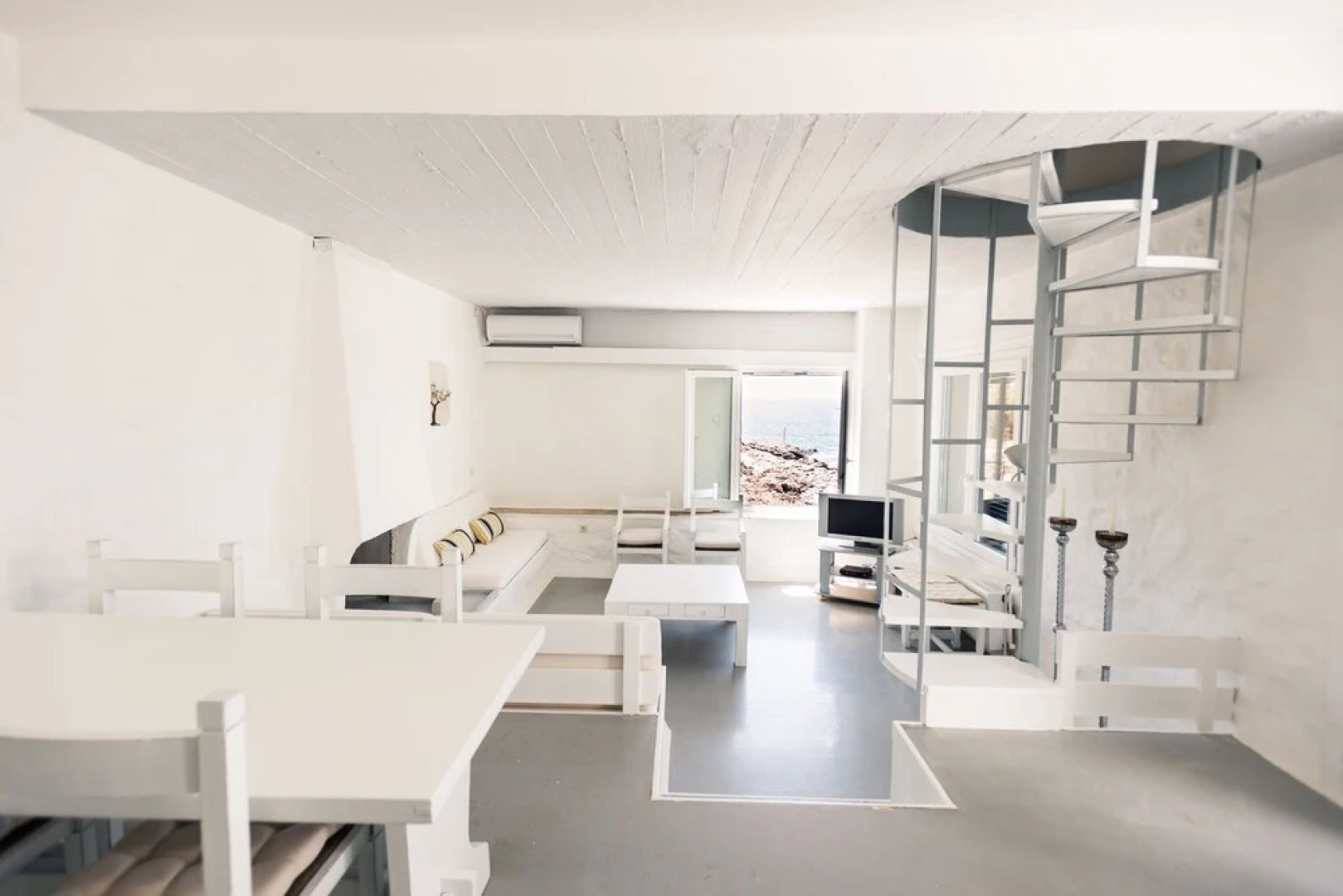 White Sun maisonette overlooking the sea