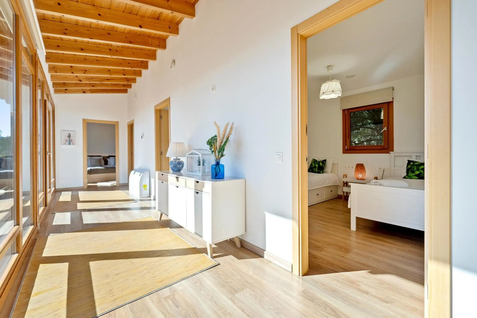 Casa nórdica en el bosque con vistas al mar