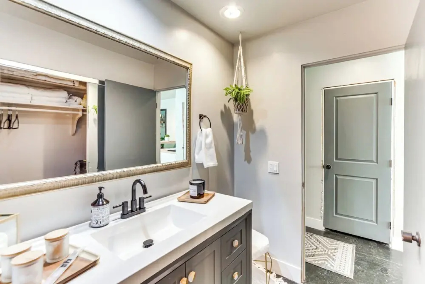 Near Golf: Indian Wells Studio w/ Pool Access