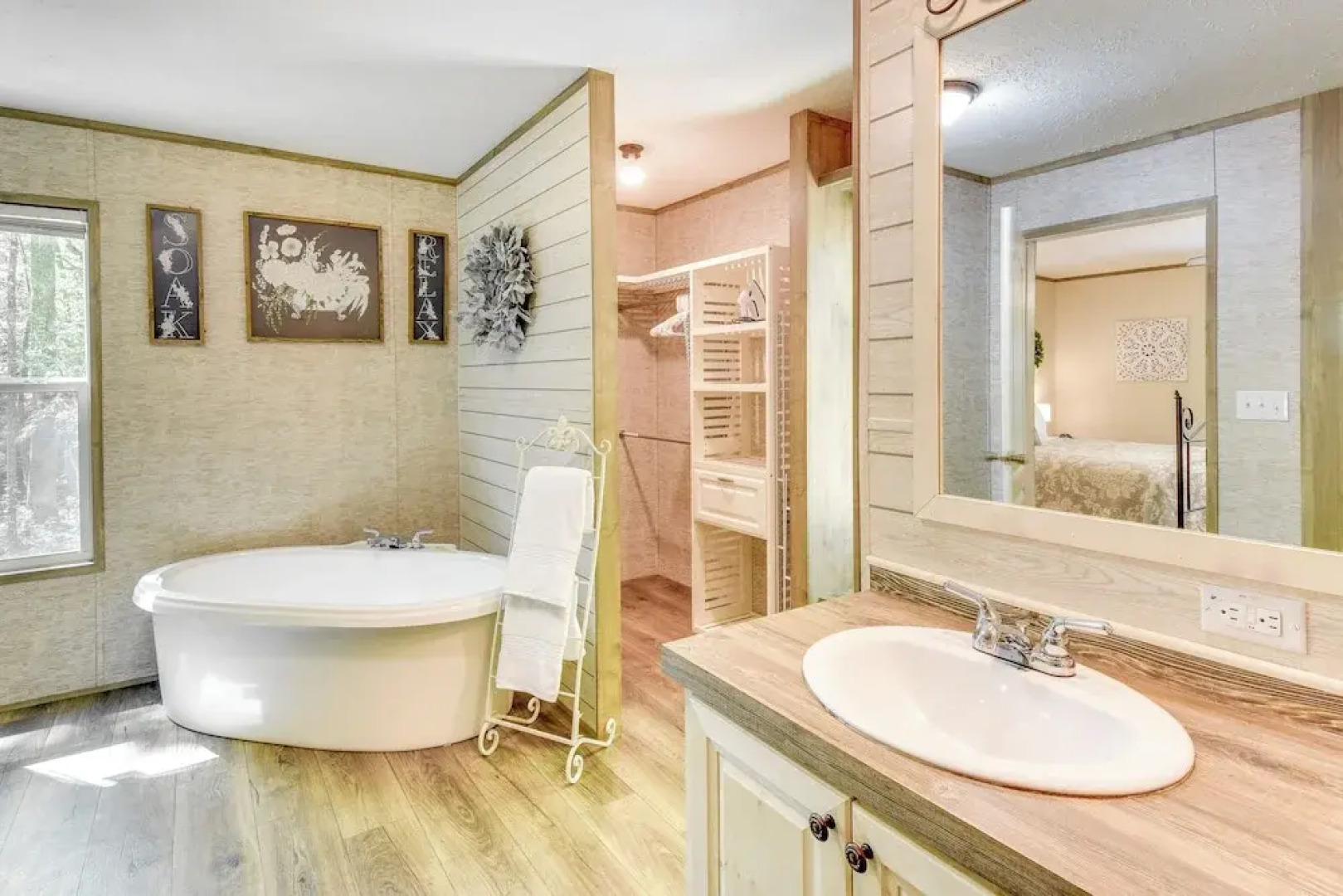 8 Mi to Helen: Sautee Nacoochee Home w/ Hot Tub