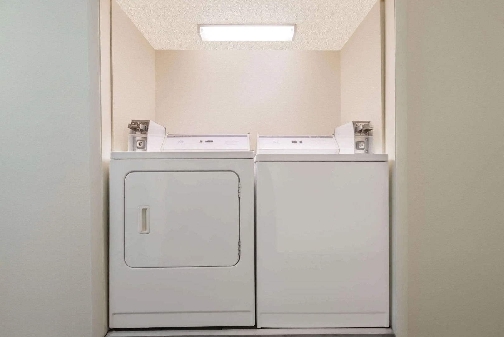 Super 8 by Wyndham Topeka/Wanamaker RD/I-70