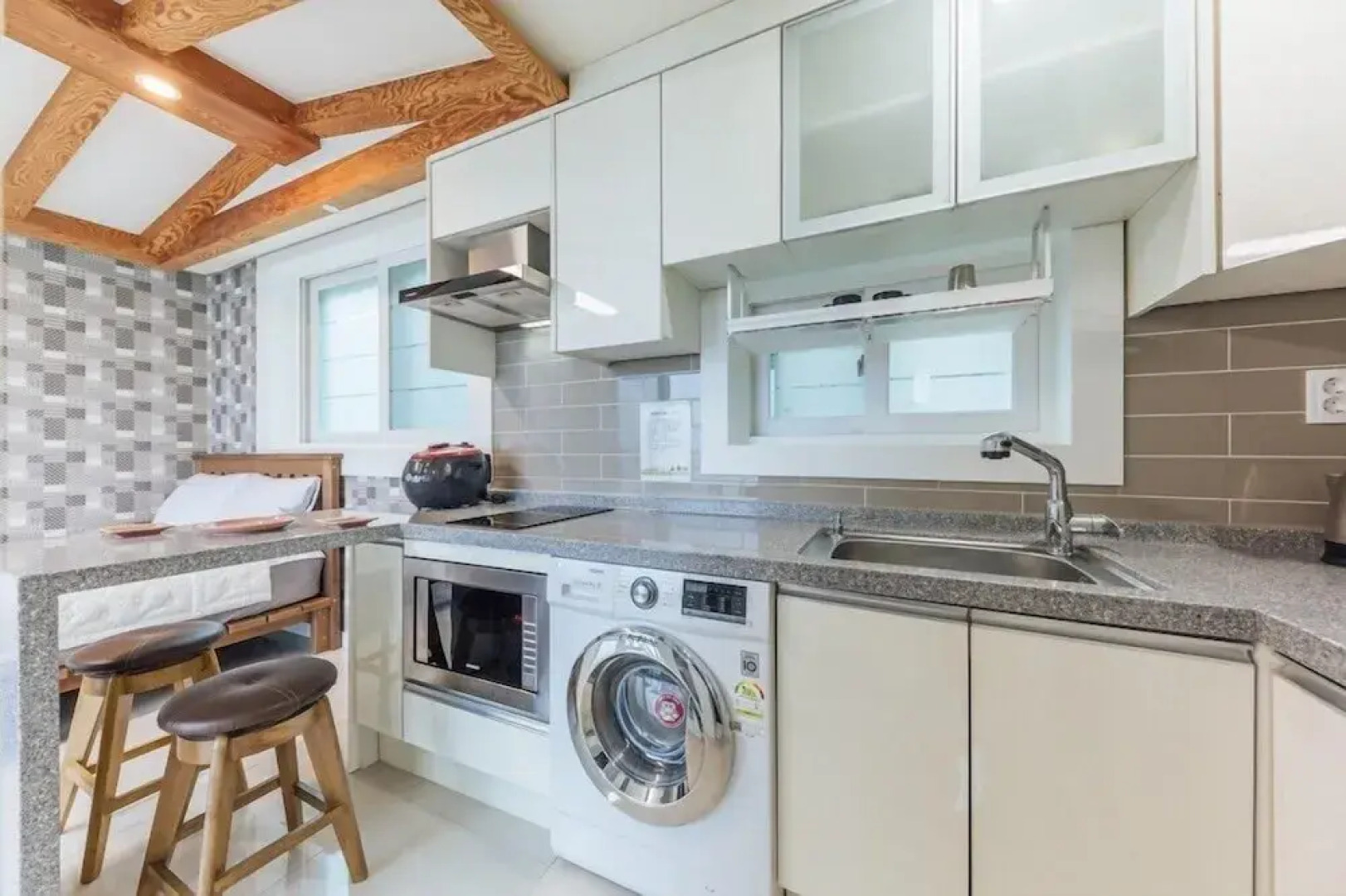 Hayanjip (Blue Road Town Pension